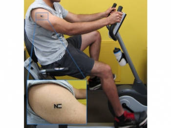 Во время эксперимента добровольцы занимались на велотренажёре с электронной татуировкой, прикреплённой к телу (фото Joseph Wang). 